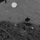 Imagen microscópica que muestra un fragmento de acero redondeado atrapado en escoria